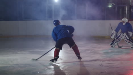 El-Jugador-De-Hockey-Ataca-La-Portería-Contraria-Y-Marca-Un-Gol-En-La-Prórroga.-El-Jugador-Trae-La-Victoria-A-Su-Equipo-En-Tiroteos